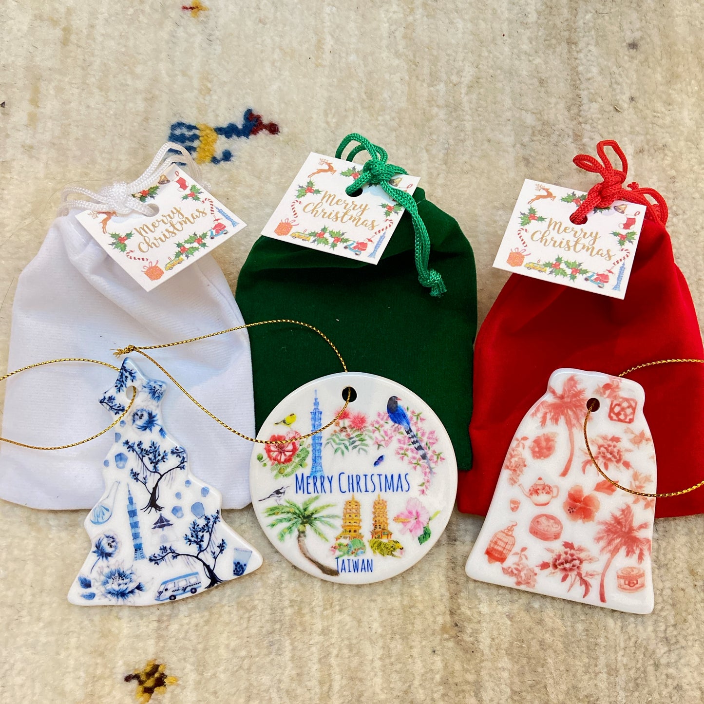 ツリー型の陶器のクリスマスオーナメント