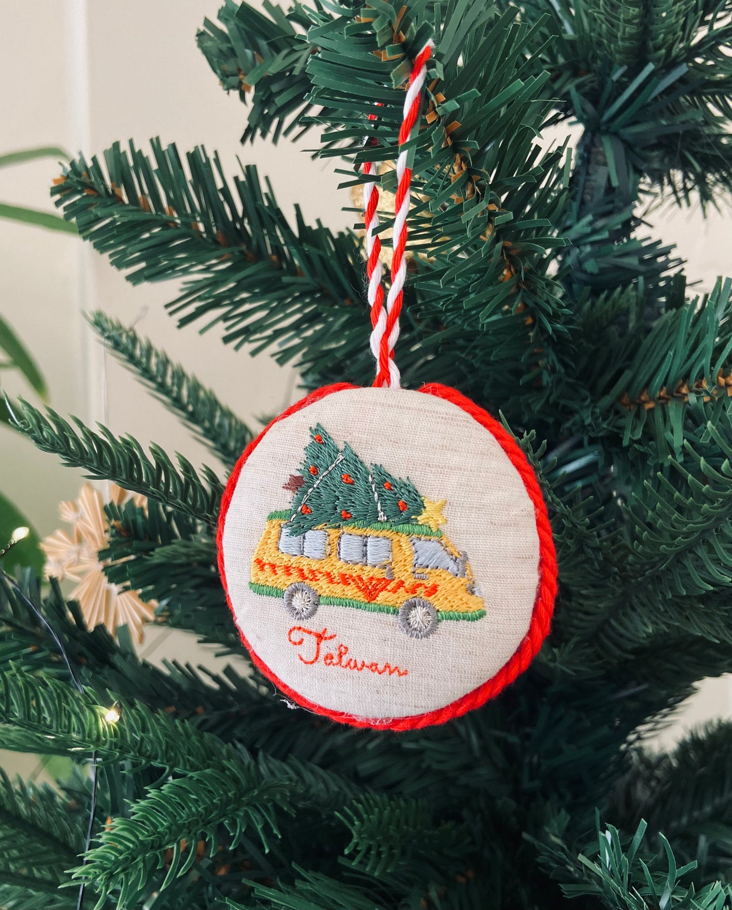 幼稚園バスとクリスマスツリーの刺繍オーナメント