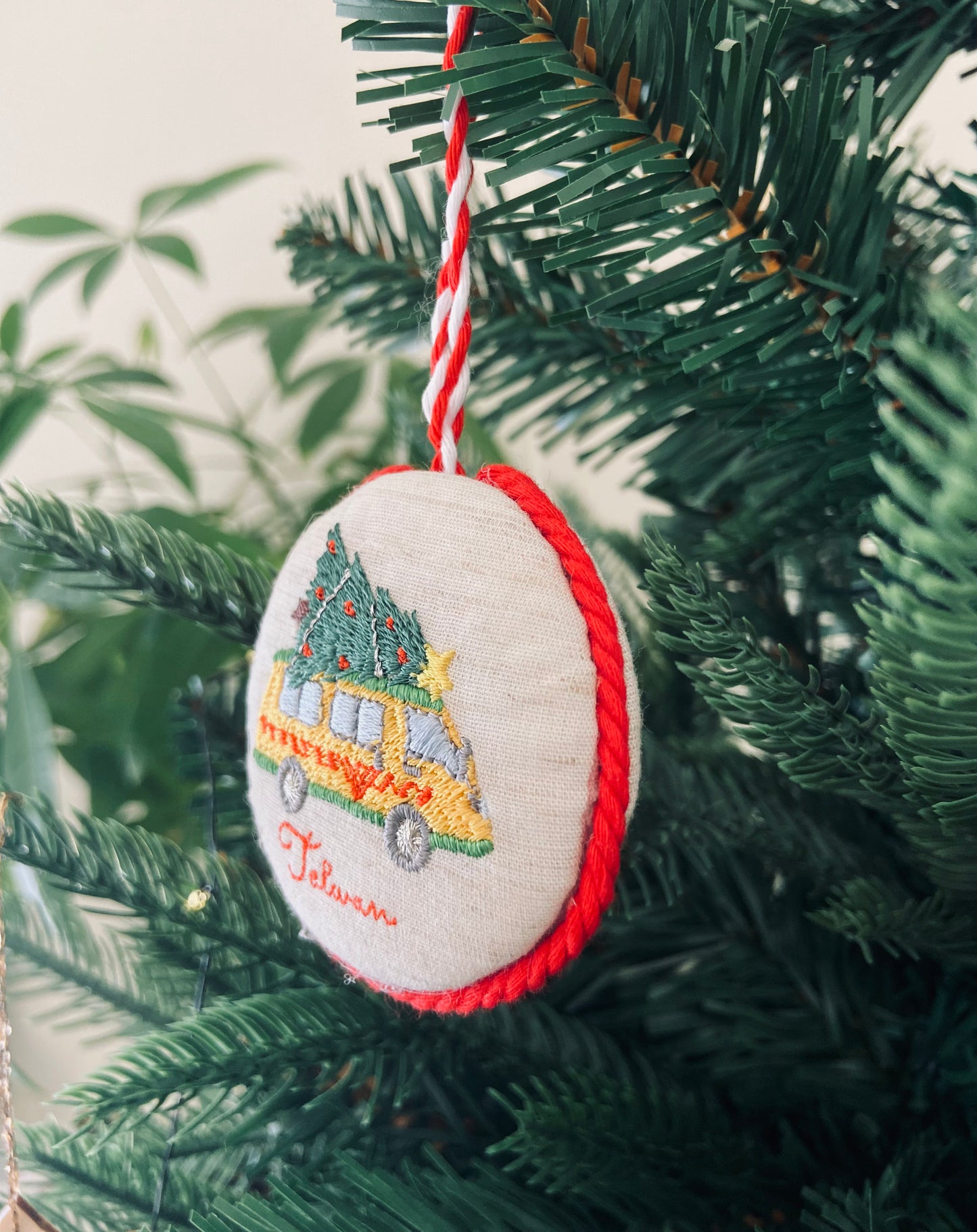 幼稚園バスとクリスマスツリーの刺繍オーナメント