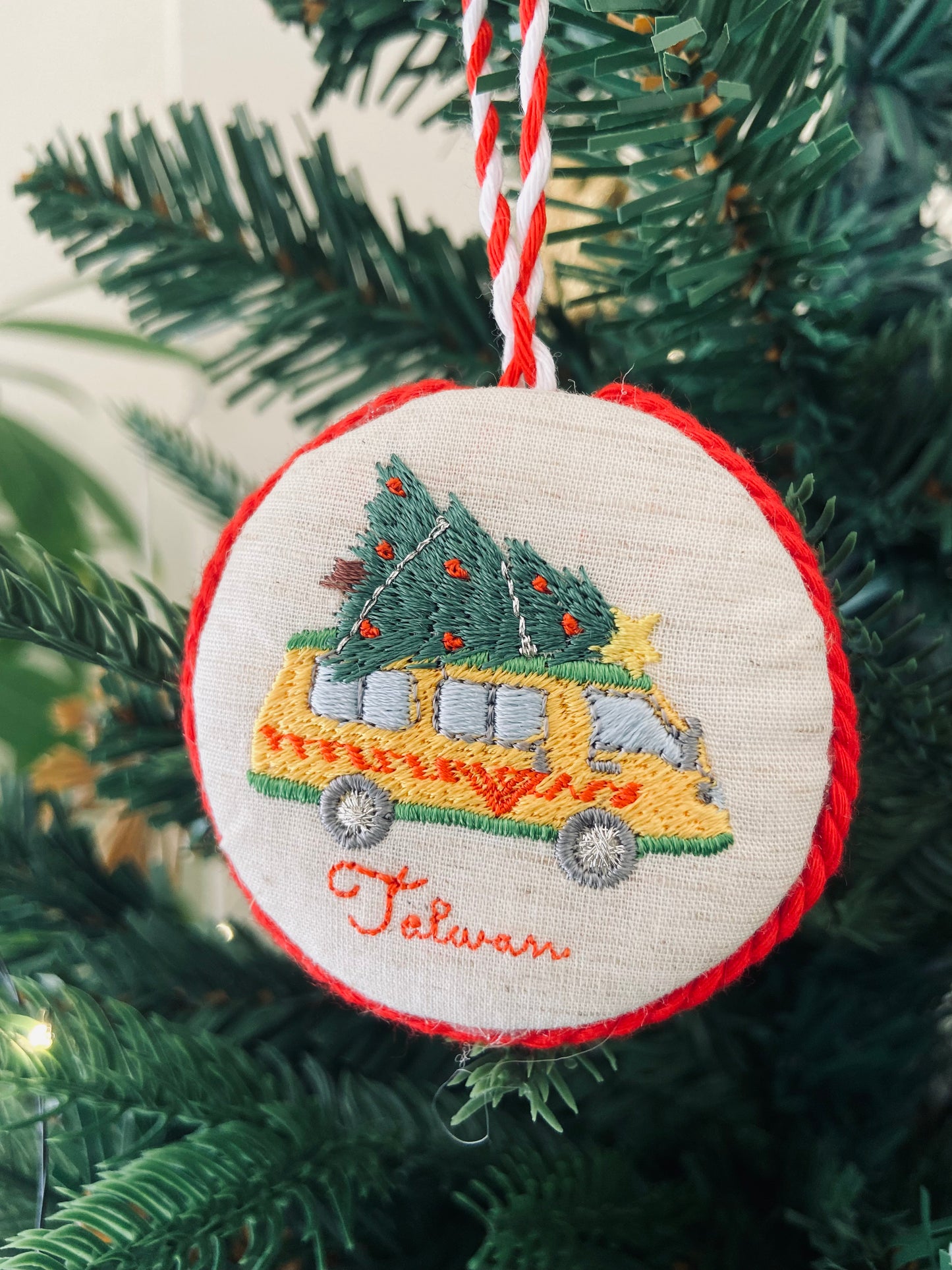 幼稚園バスとクリスマスツリーの刺繍オーナメント