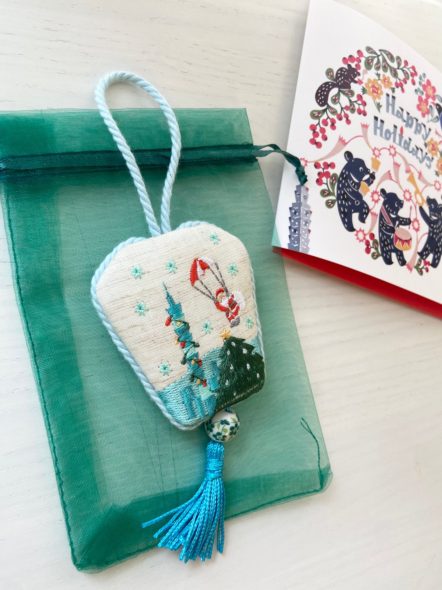 ランタン型の刺繍オーナメント
