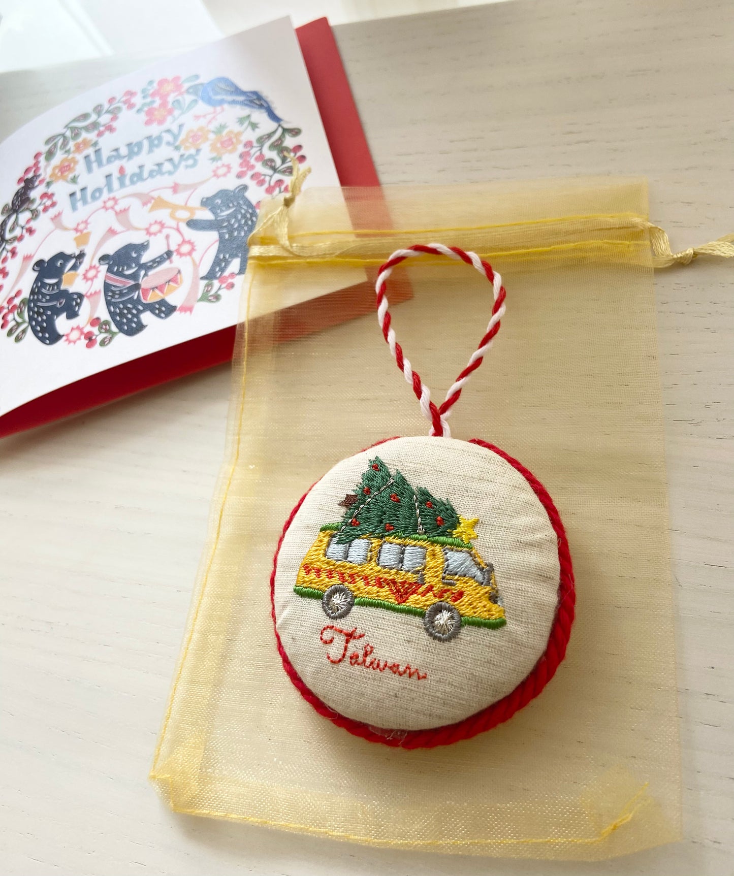 幼稚園バスとクリスマスツリーの刺繍オーナメント