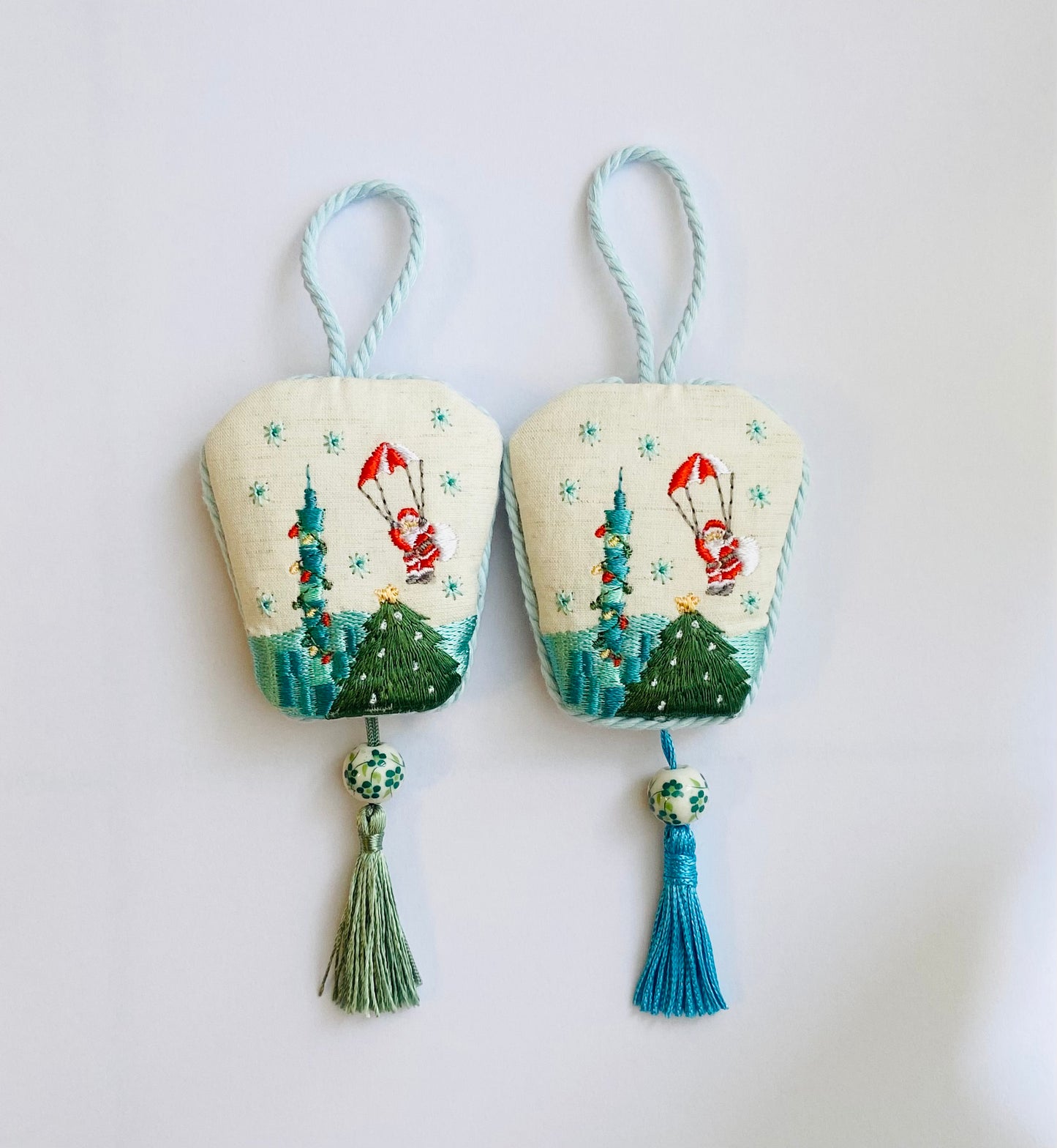 ランタン型の刺繍オーナメント