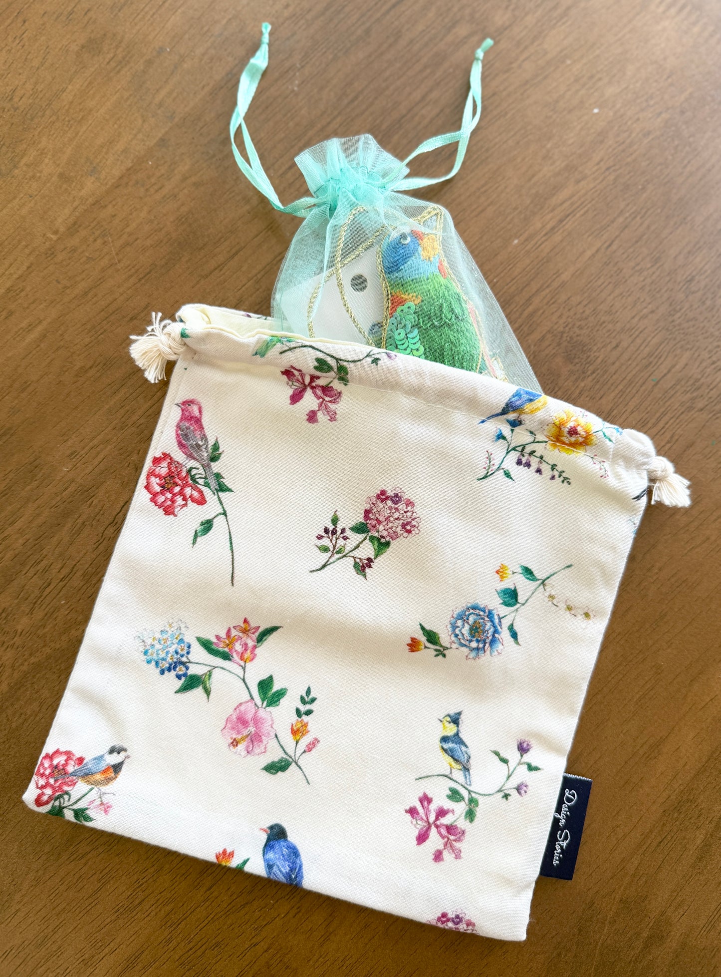 台湾五色鳥とタピオカミルクティーのビーズ刺繍オーナメント