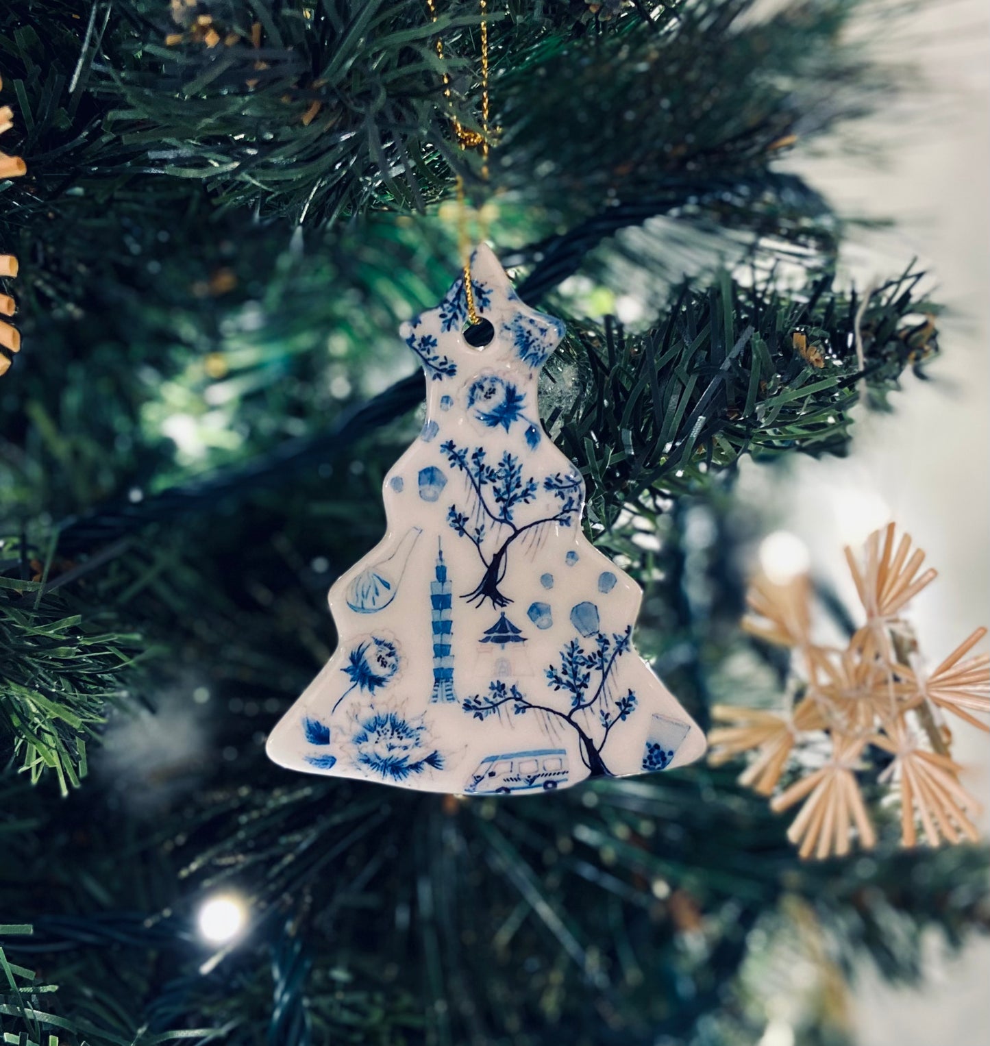 ツリー型の陶器のクリスマスオーナメント