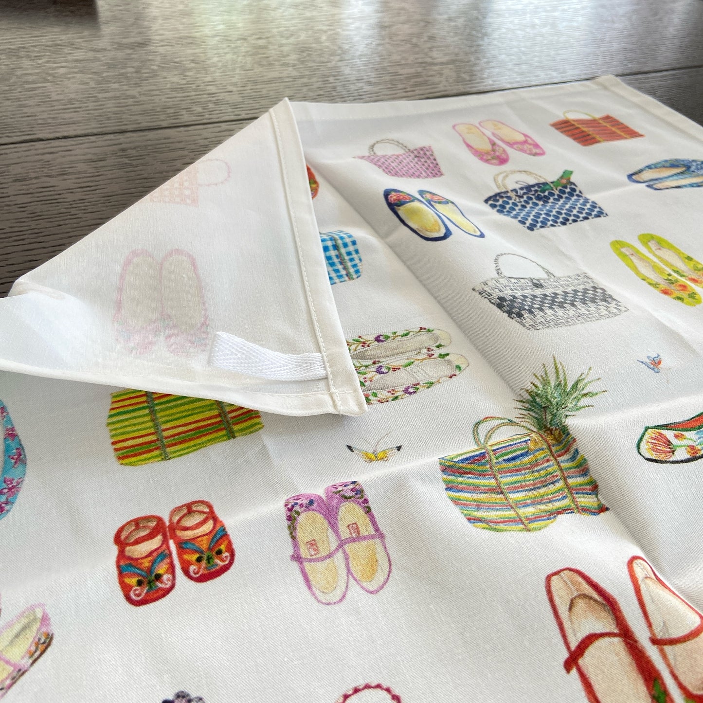 漁師バッグと刺繍靴のティータオル