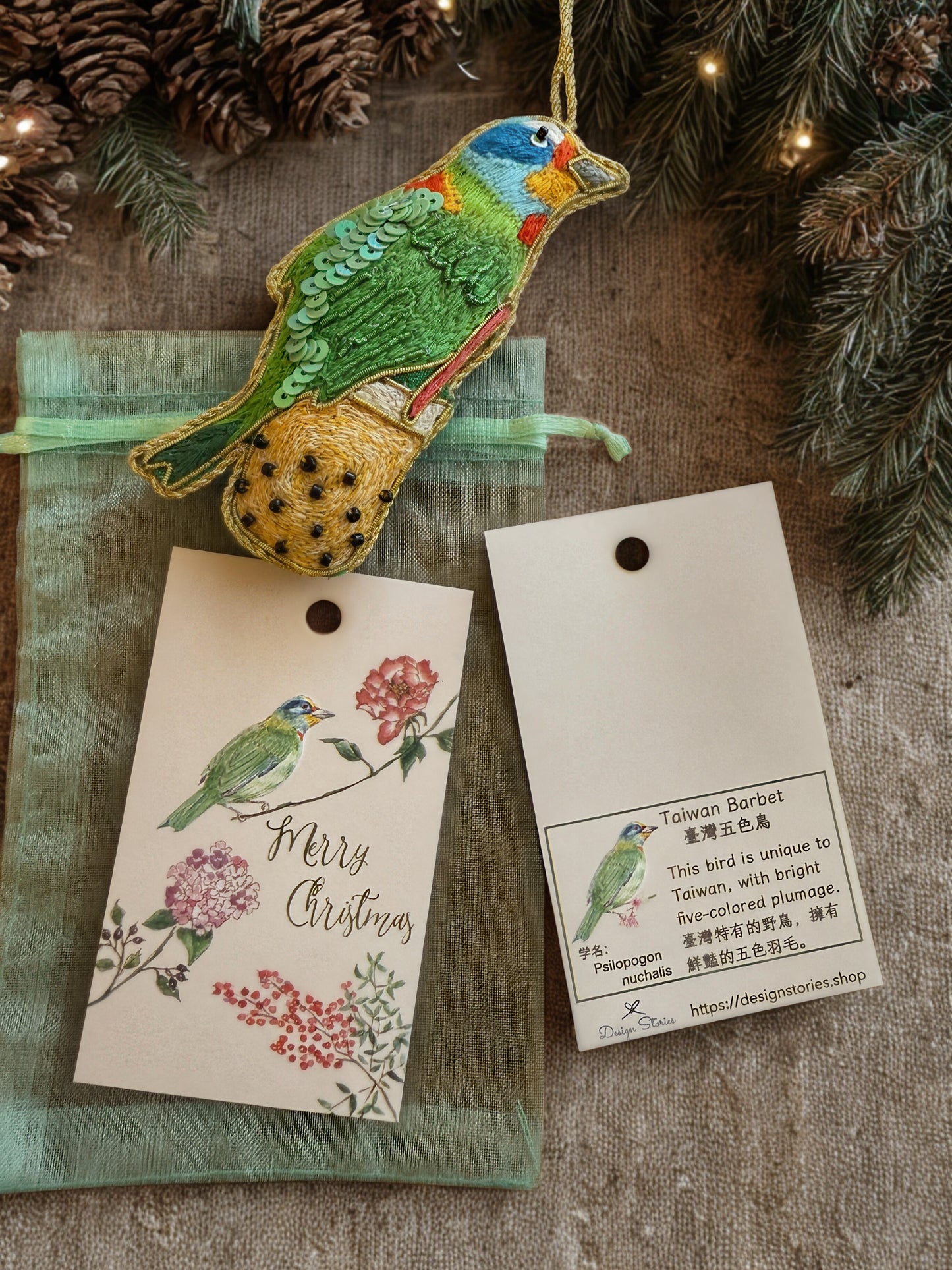 台湾五色鳥とタピオカミルクティーのビーズ刺繍オーナメント