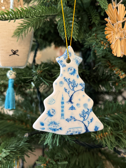 ツリー型の陶器のクリスマスオーナメント