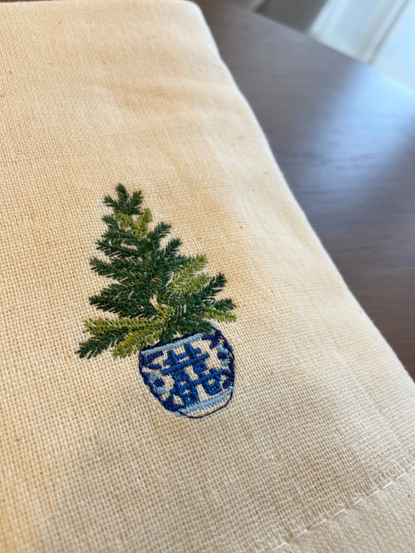 クリスマスツリーの刺繍のタオル