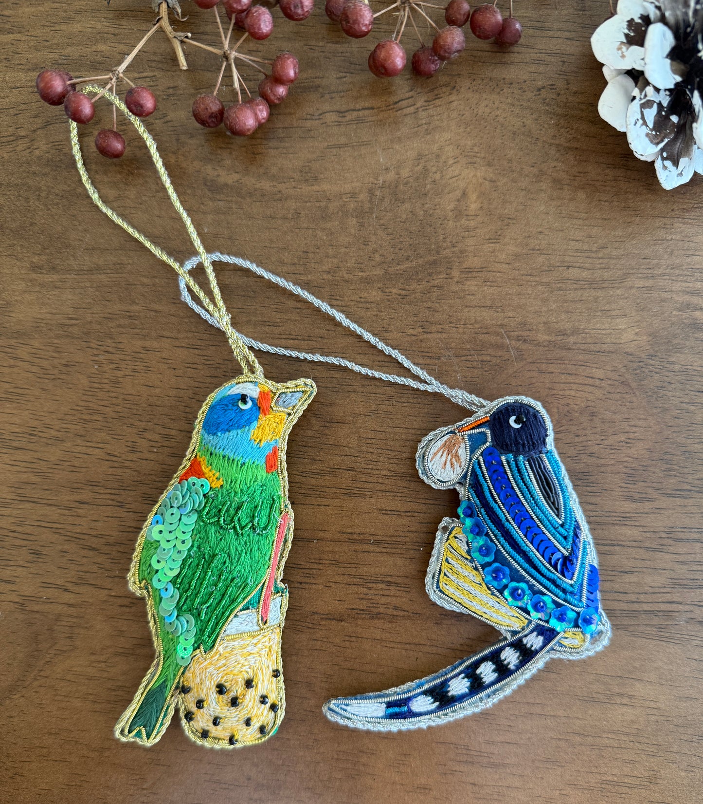 台湾五色鳥とタピオカミルクティーのビーズ刺繍オーナメント
