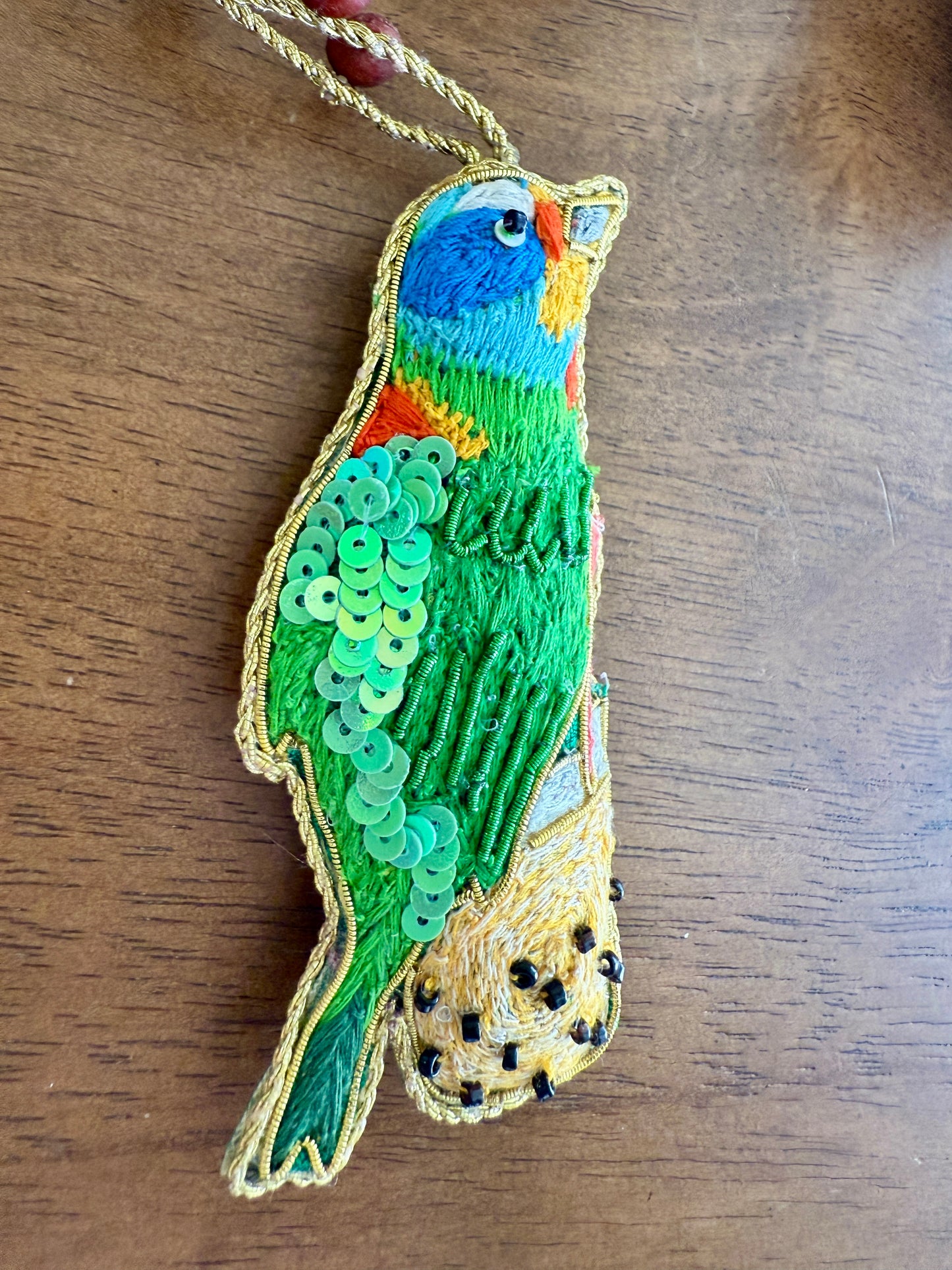 台湾五色鳥とタピオカミルクティーのビーズ刺繍オーナメント