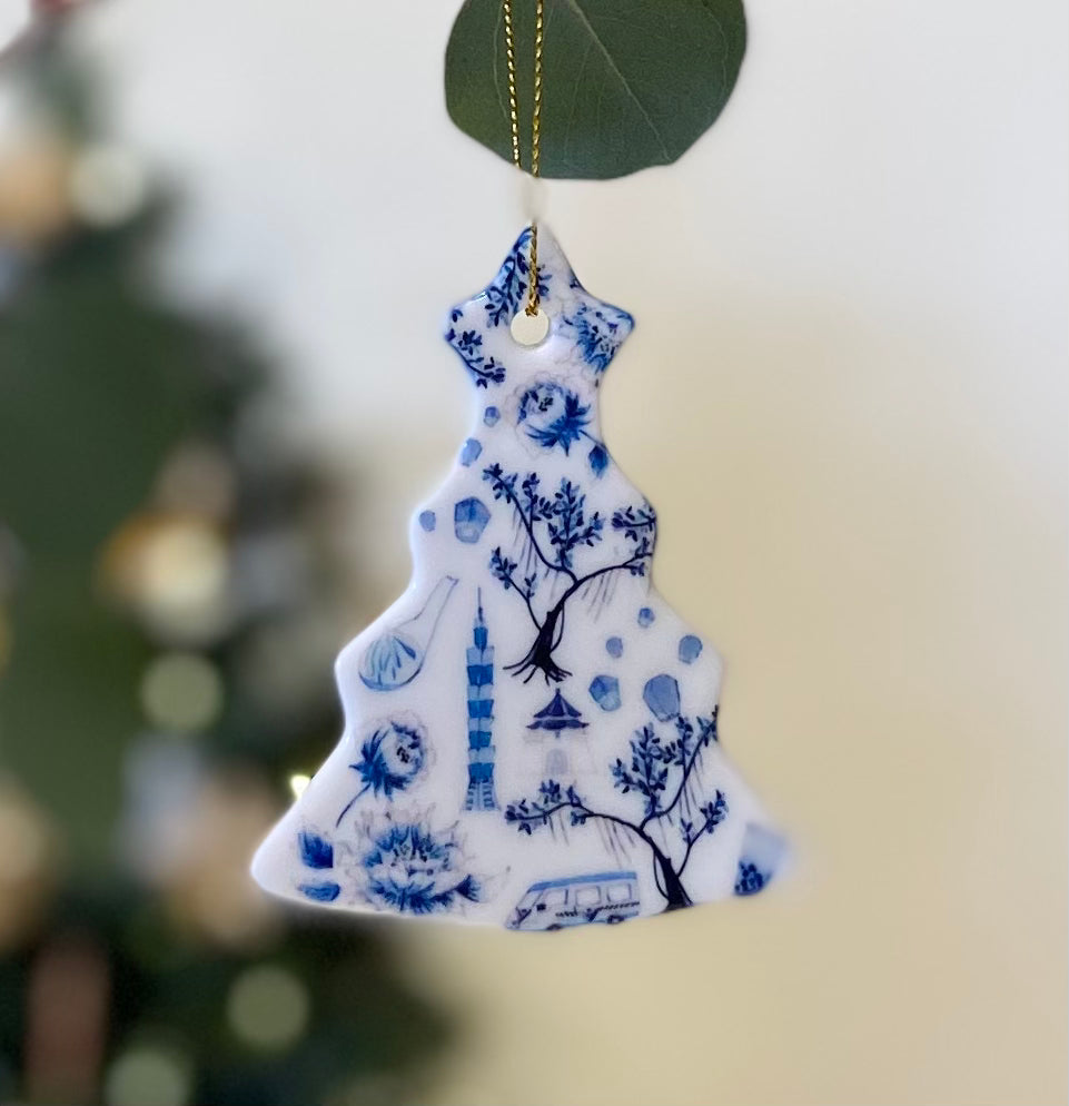 青と白の陶器のクリスマスオーナメント（ツリー型）